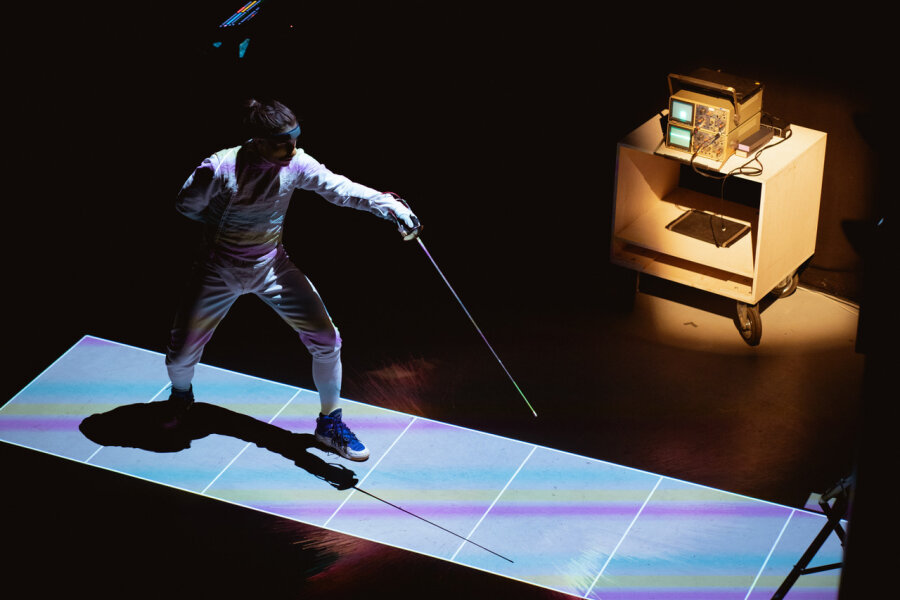 Umjetnik Gokay Atabek i njegov performans Amplified Fencer Movement I. Autorica fotografije je Fai Hathaway.