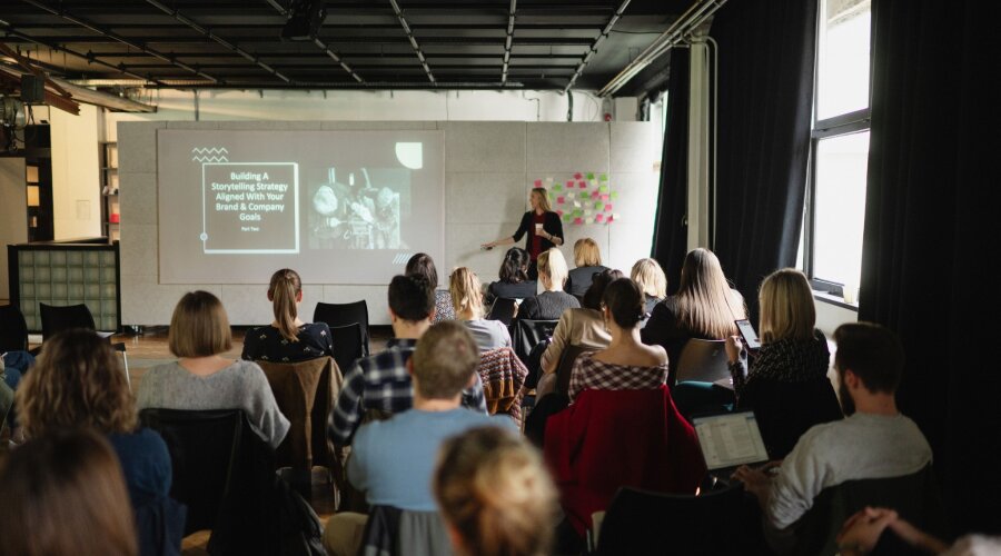 Radionica „Moždani valovi i priče o brendu - neuroznanstveno pripovijedanje“ u KONTEJNER-u Zagreb; organizirana od strane HURA-e – Hrvatske udruge društava za tržišno komuniciranje.
Fotografija: Marko Miščević